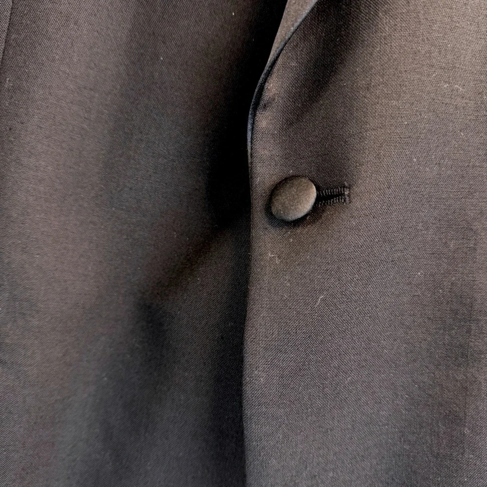 Jos A Bank Tuxedo Black 46R Wool Satin Trim Pleated Pant *Pin hole in lapel